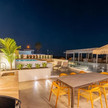 Villa Luxury - Sunset Rooftop - Heated Pool - Outdoor Kitchen - Airconditioned *